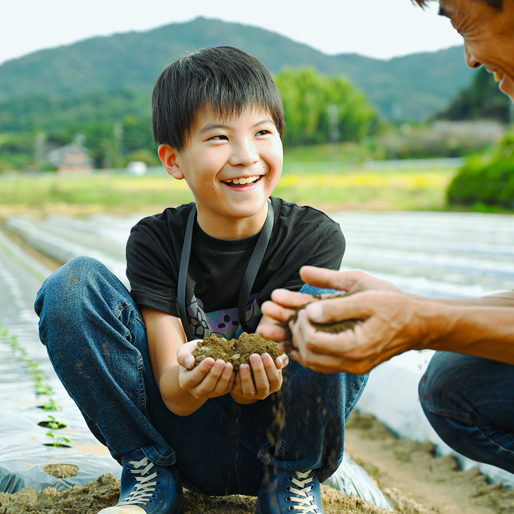 土を持つ少年